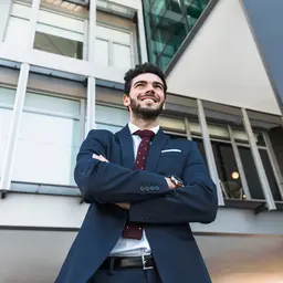 Pessoas conversando sobre consultas grátis de seguros e planos de saúde