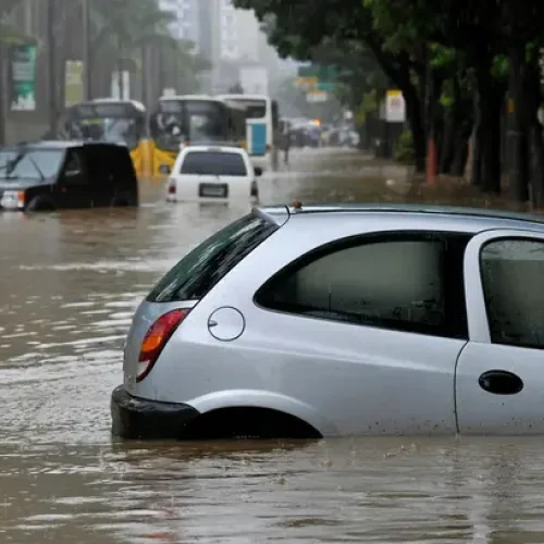 Enchente em São Paulo deixa carros submersos; seguro auto cobre os danos?  Notícias,SINCOR- MG