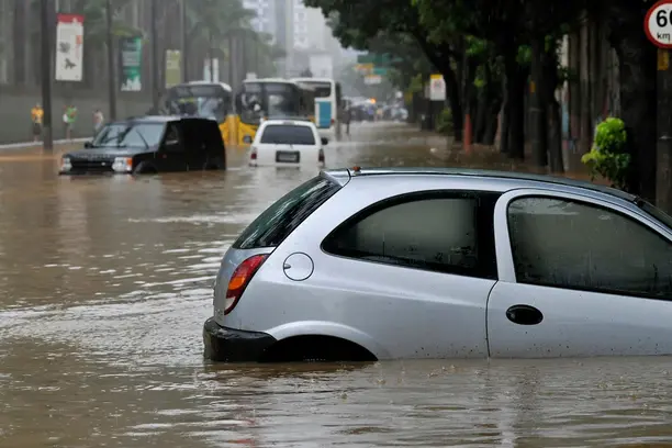 Enchente em São Paulo deixa carros submersos; seguro auto cobre os danos?  Notícias,SINCOR- MG