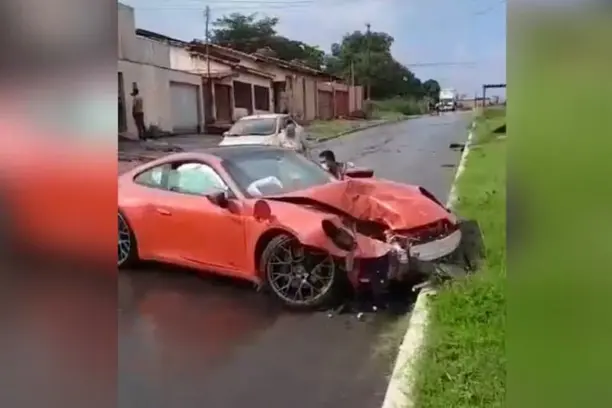 Dono de porsche de mais de R$ 700 mil que teve perda total após bater em poste diz que seguro cobriu valor Notícias